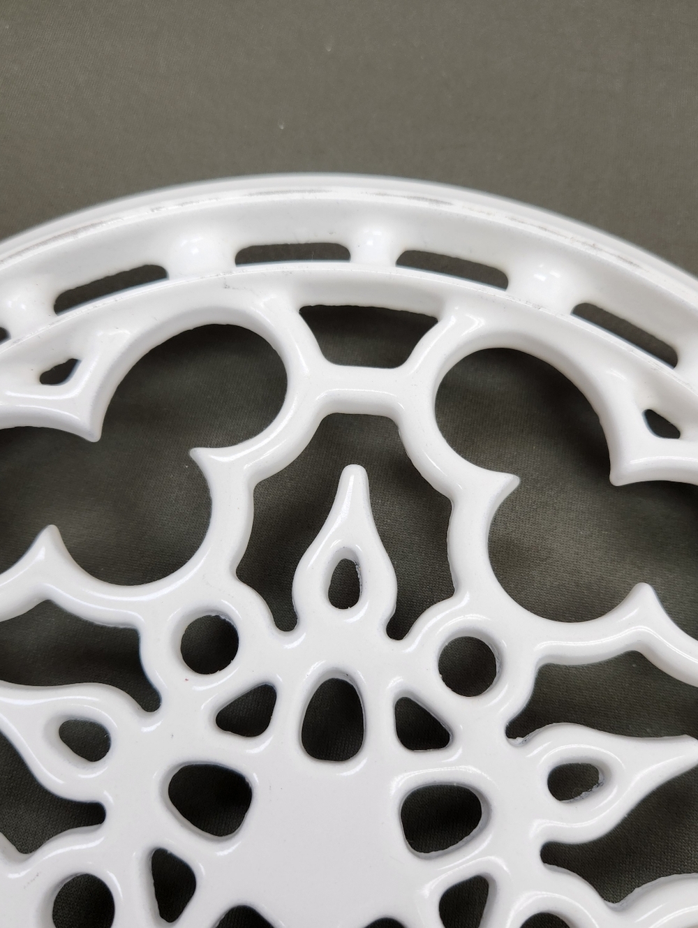 Le Creuset Footed White Cast Iron Round Trivet Glossy Floral France Pre-loved - Picture 9 of 11